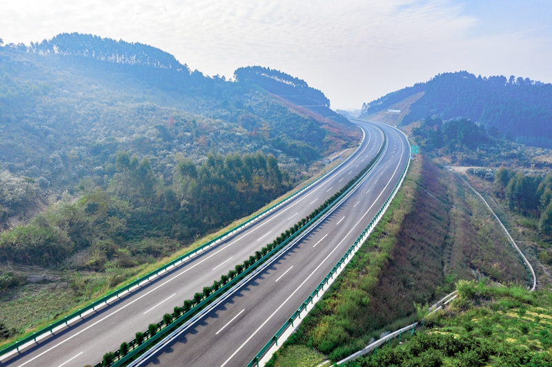 6.高速公路與群山相連，植被覆蓋率高，與原生態(tài)環(huán)境恢復有機結(jié)合.jpg