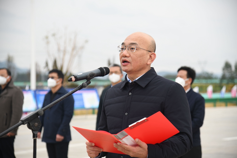 自治區(qū)交通運輸廳黨組成員、總工程師陳津維宣布通車.jpg